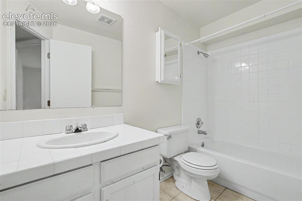 Image 21 of 31: Basement full bath, between bedrooms 3 and 4