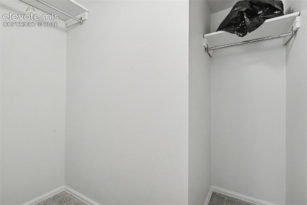 Image 23 of 31: Closet