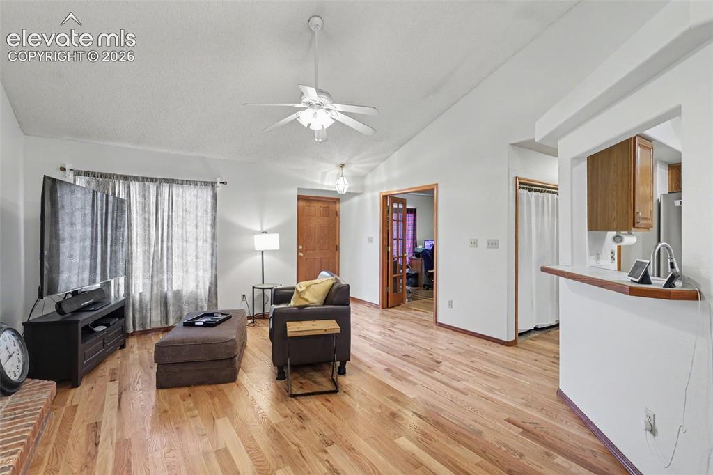 Image 4 of 31: Living Room