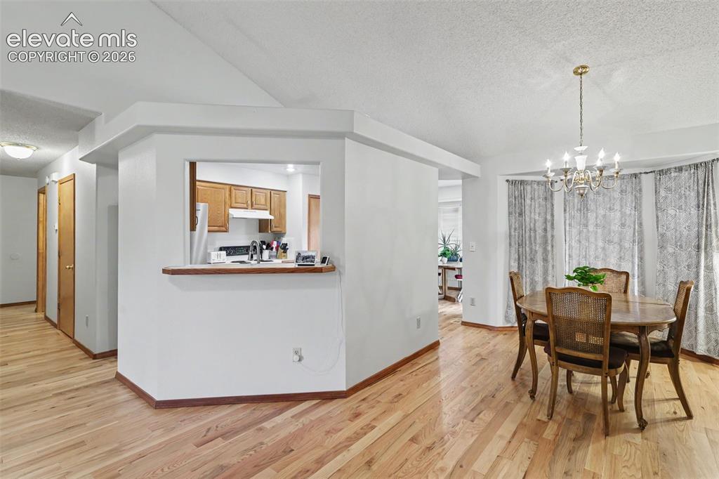 Image 6 of 31: Dining Area