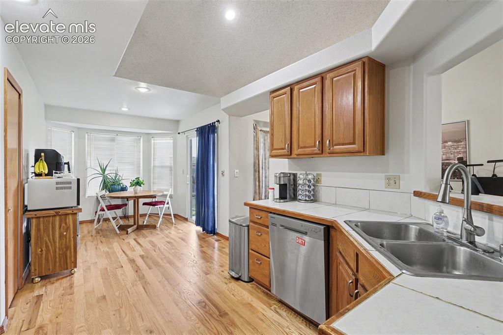 Image 7 of 31: Kitchen