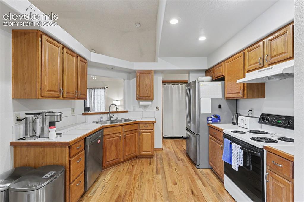 Image 8 of 31: Kitchen