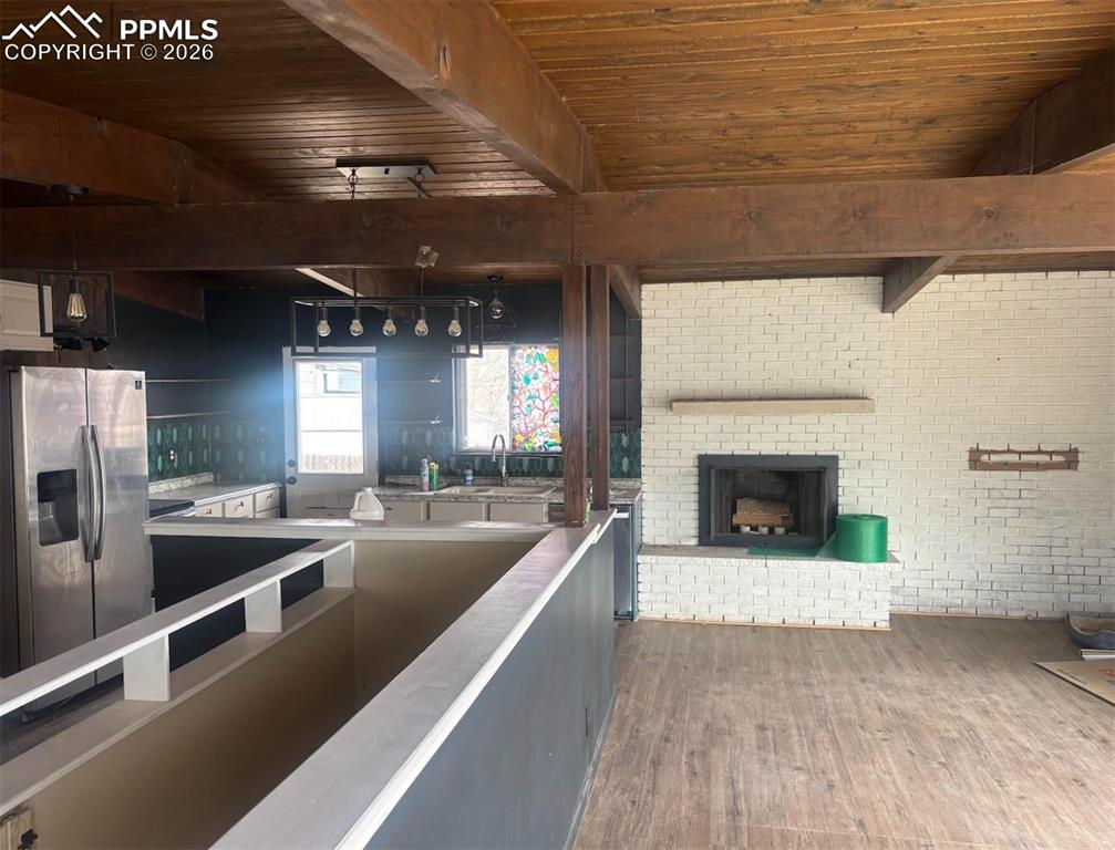 Image 3 of 5: Kitchen