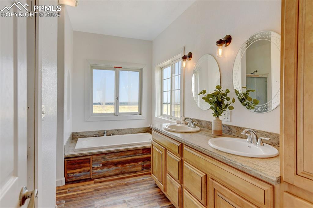 Image 17 of 45: 5-piece ensuite