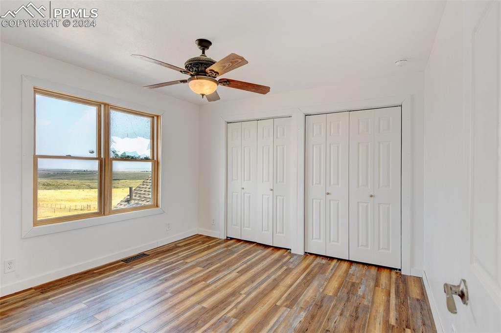 Image 24 of 45: Upper level with jack & Jill full bath