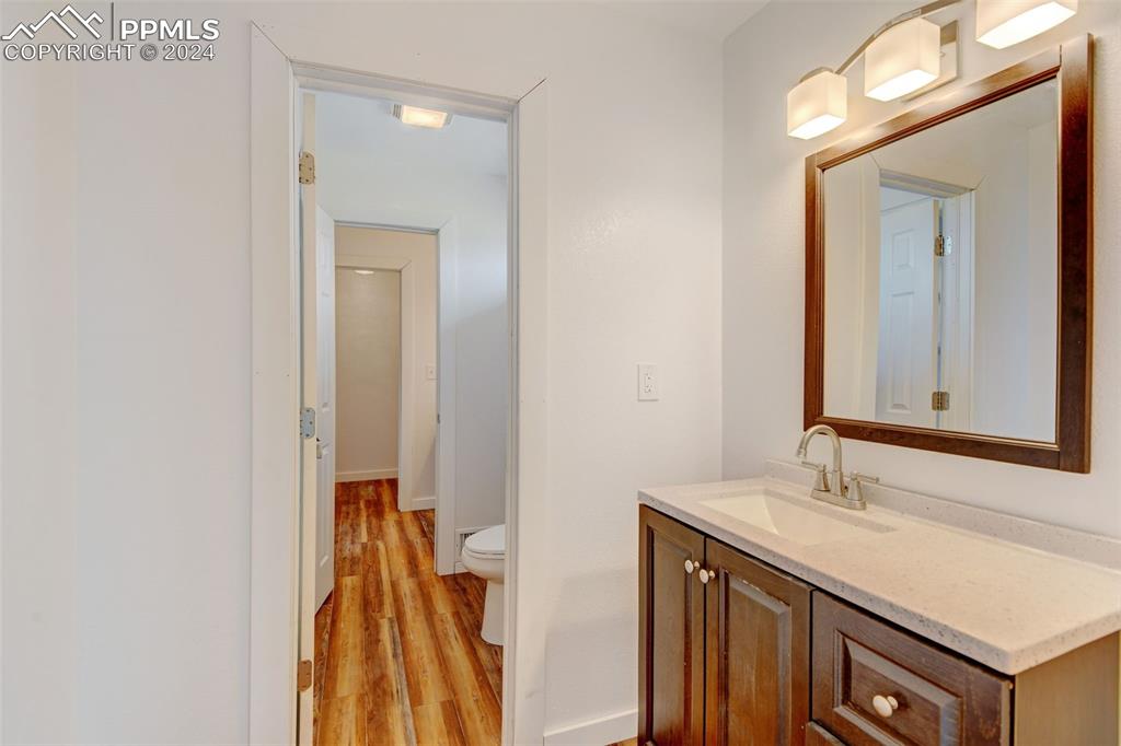 Image 26 of 45: Upper level jack & jill full bath