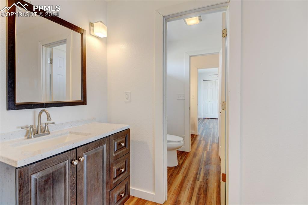 Image 27 of 45: Upper level jack & jill full bath