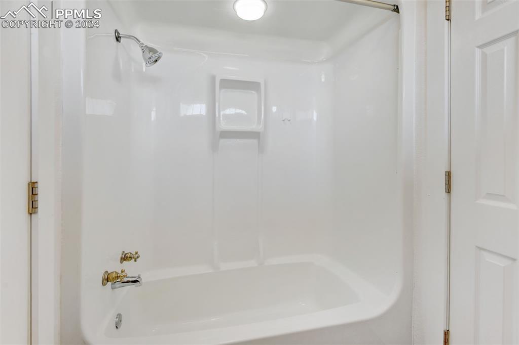 Image 28 of 45: Upper level jack & jill full bath