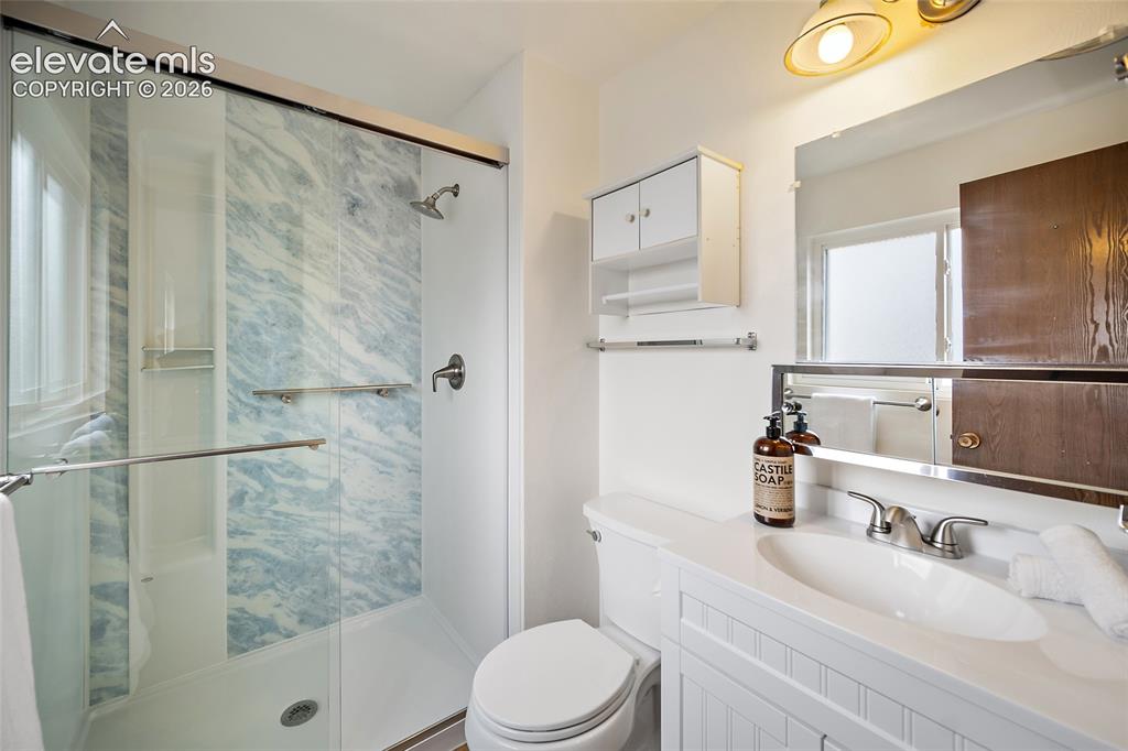 Image 18 of 33: Bathroom