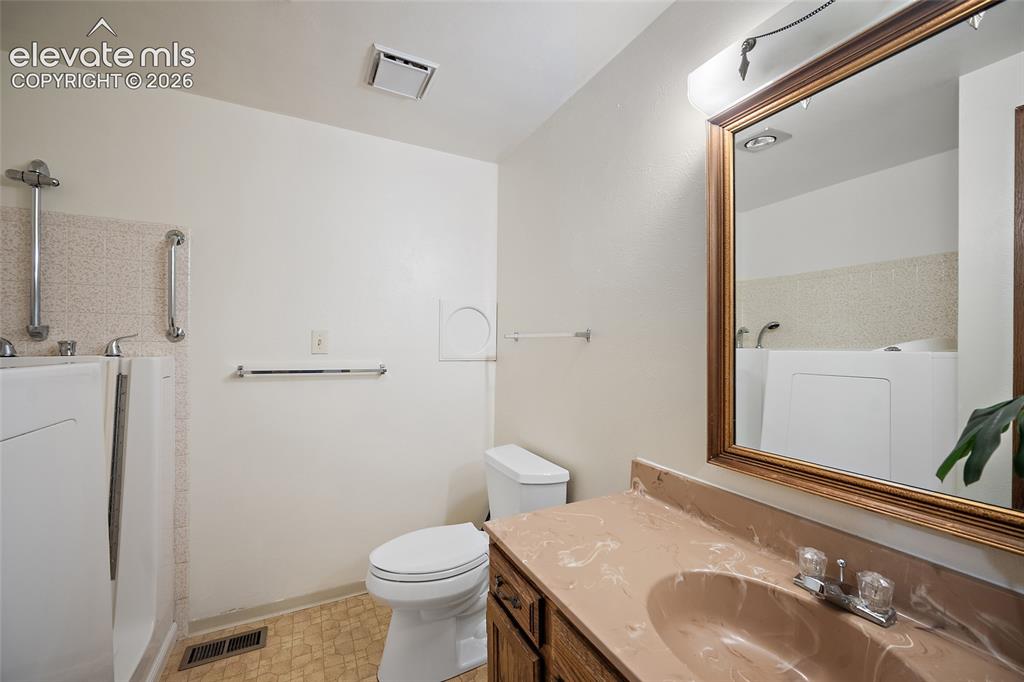 Image 19 of 33: Bathroom