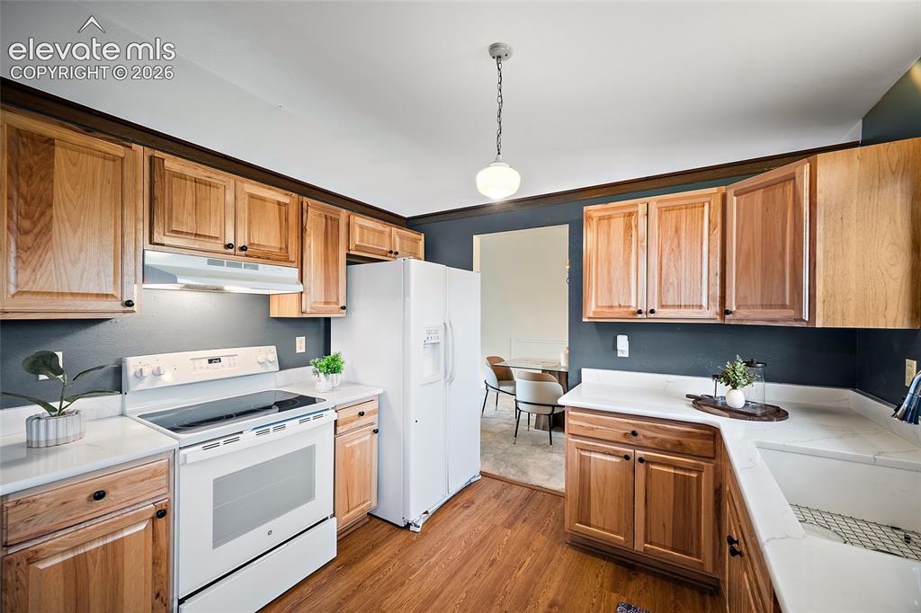 Image 6 of 33: Kitchen