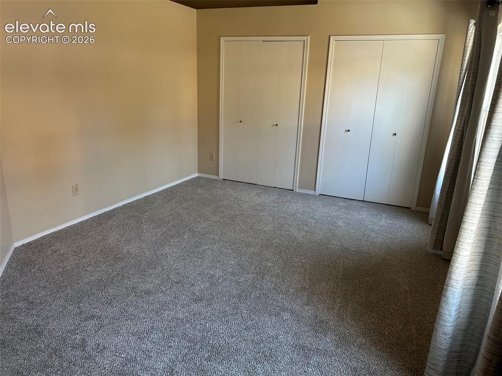Image 5 of 9: Bedroom