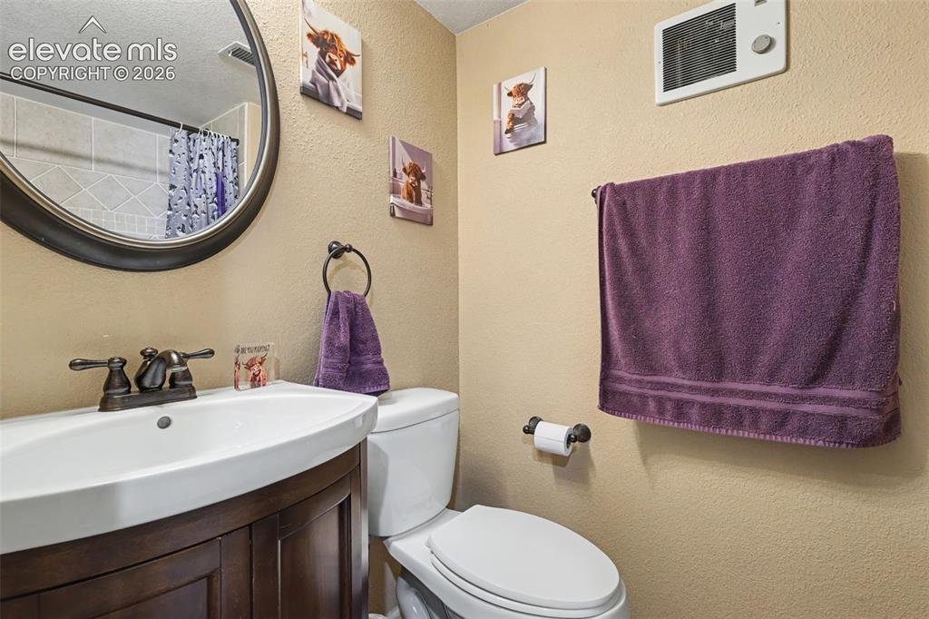 Image 24 of 34: Bathroom