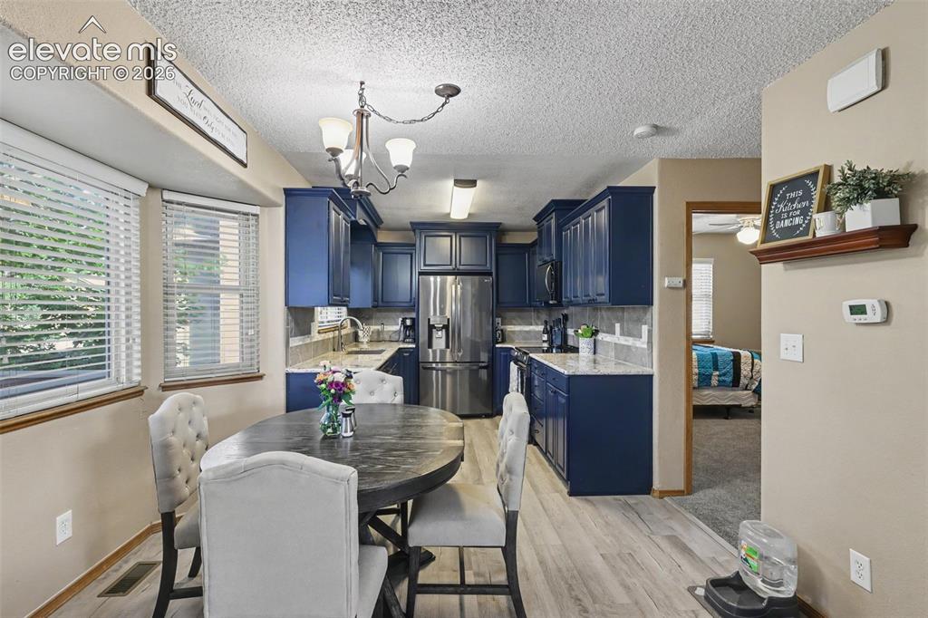 Image 9 of 34: Dining Area