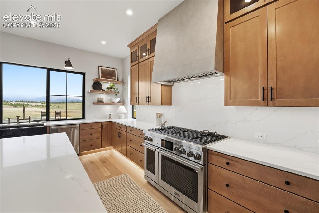 Image 7 of 23: Kitchen