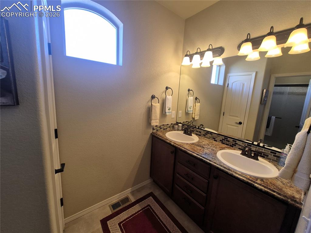 Image 13 of 25: Bathroom