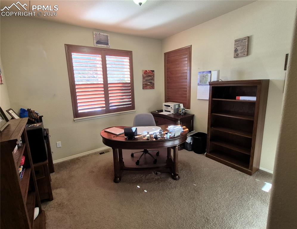 Image 14 of 25: Office