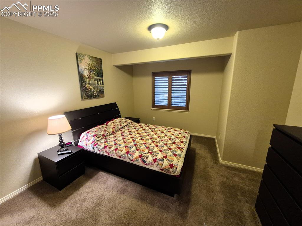 Image 19 of 25: Bedroom