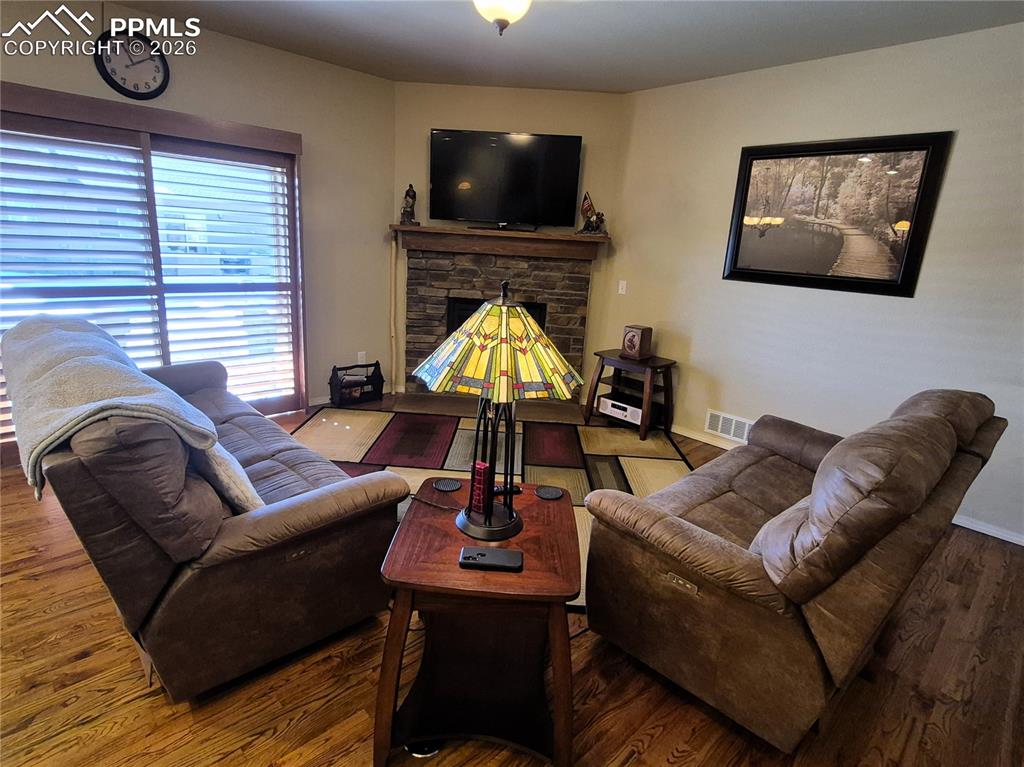 Image 8 of 25: Living Room