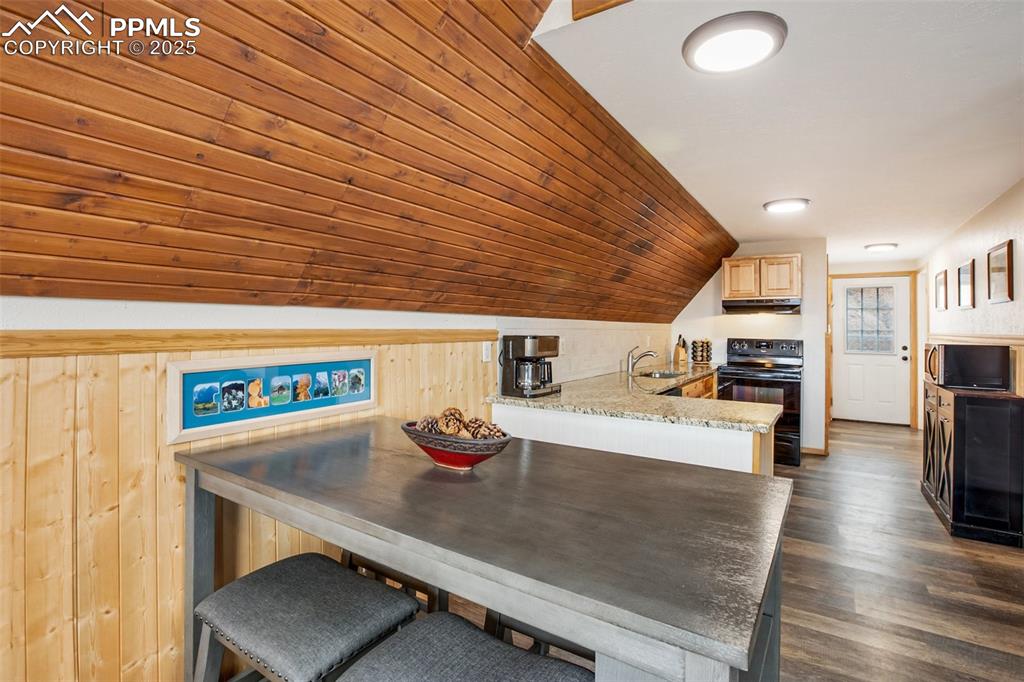 Image 17 of 50: Dining Area