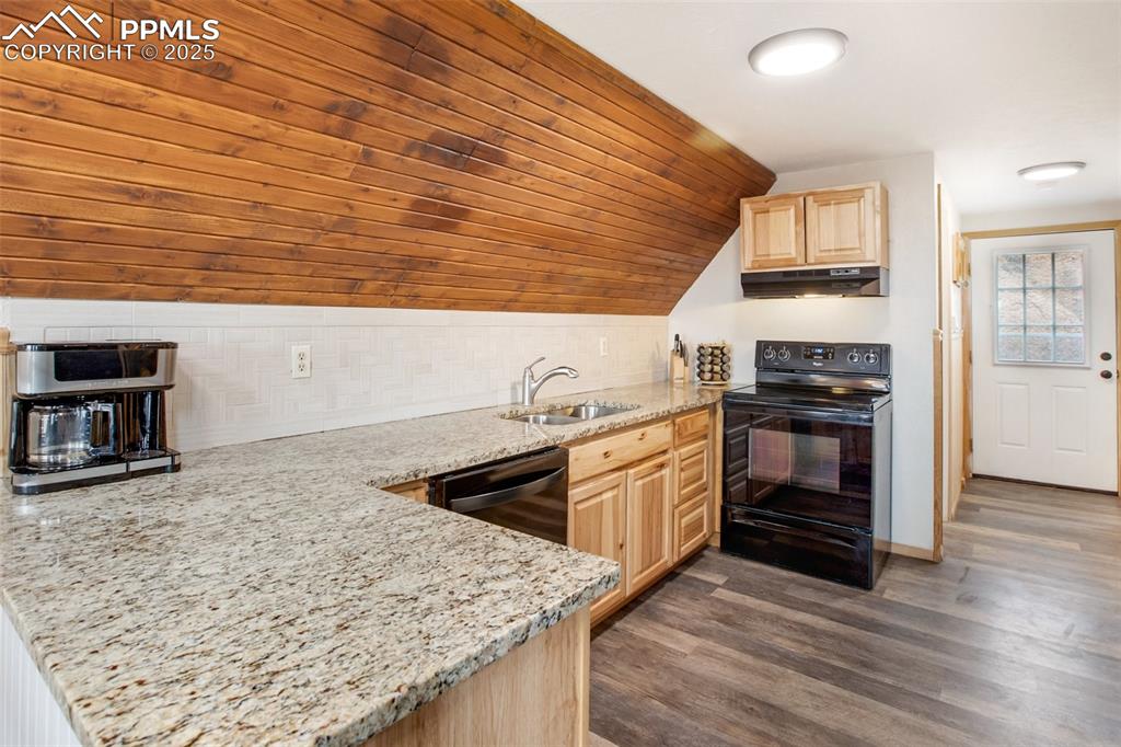 Image 18 of 50: New kitchen and granite countertops