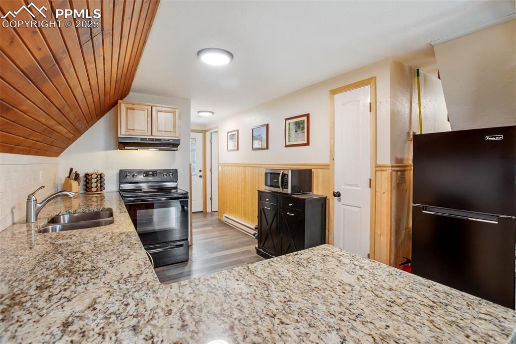 Image 19 of 50: Kitchen