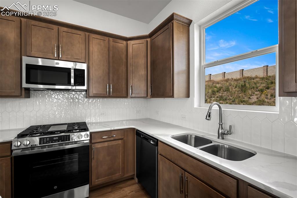 Image 10 of 34: Kitchen