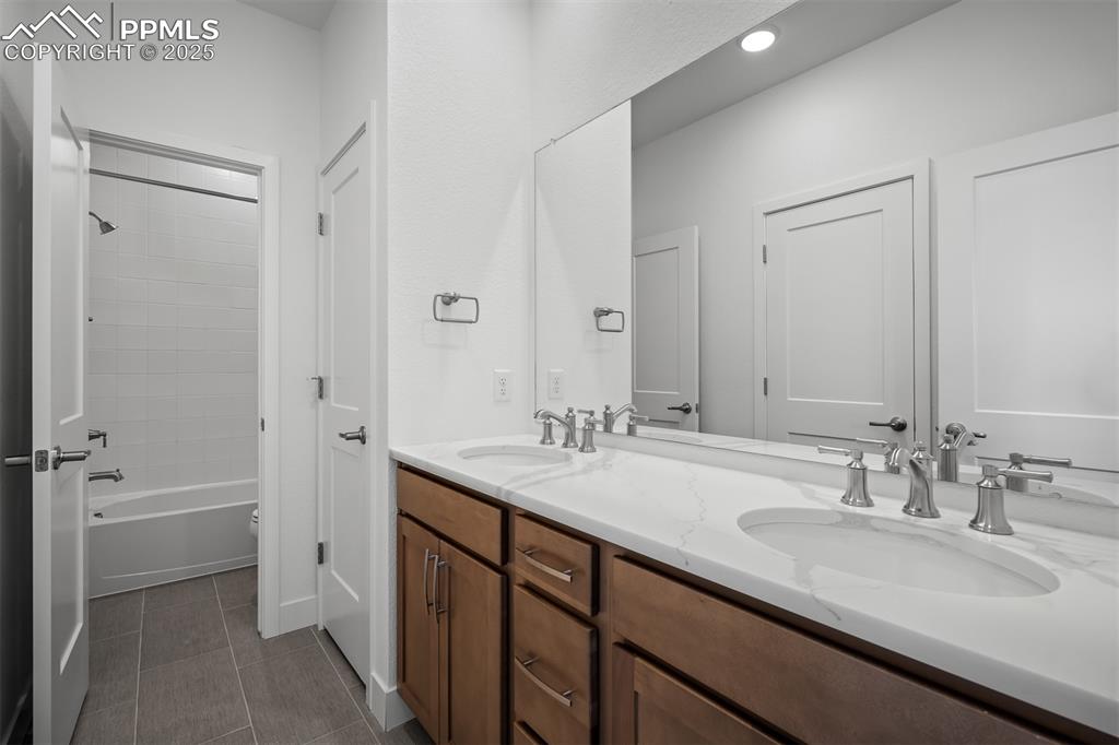 Image 23 of 34: Bathroom