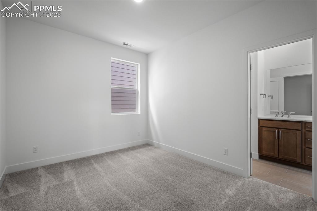 Image 26 of 34: Bedroom