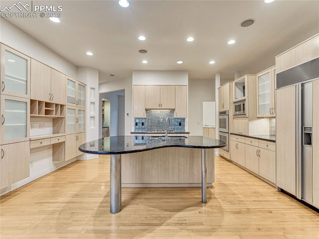 Image 10 of 50: Kitchen