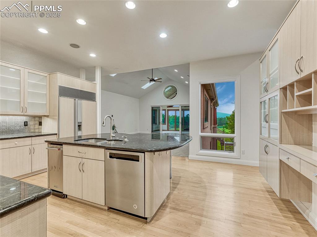 Image 11 of 50: Kitchen