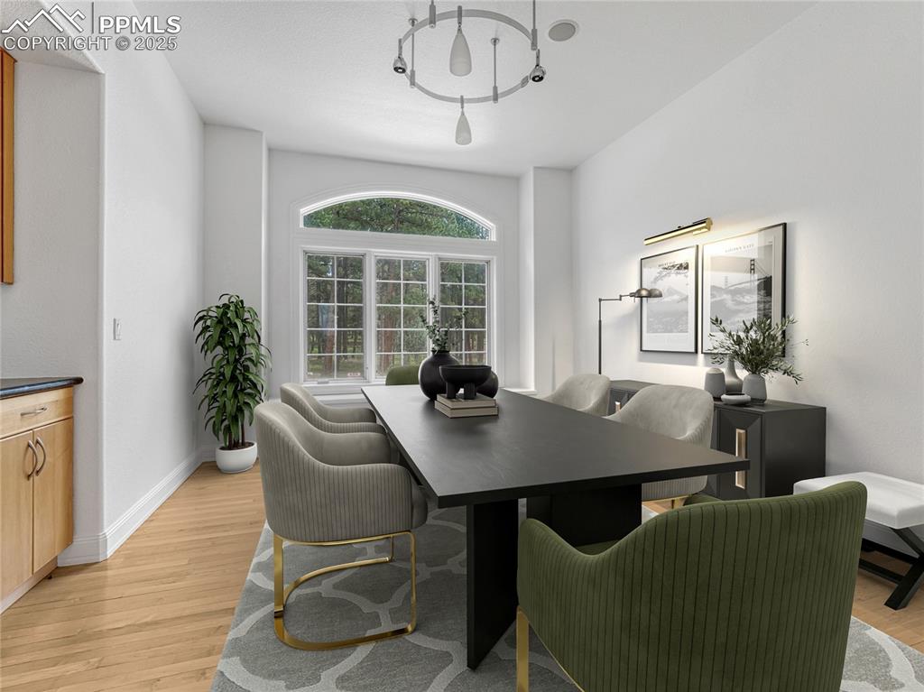 Image 15 of 50: Dining Area