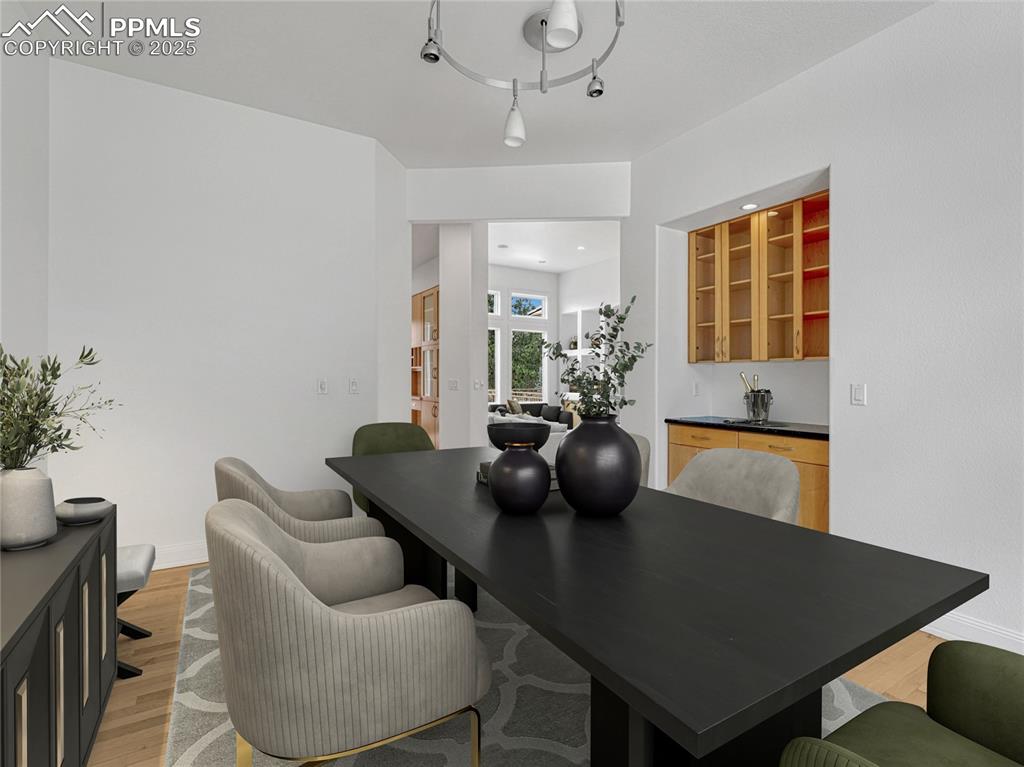 Image 16 of 50: Dining Area