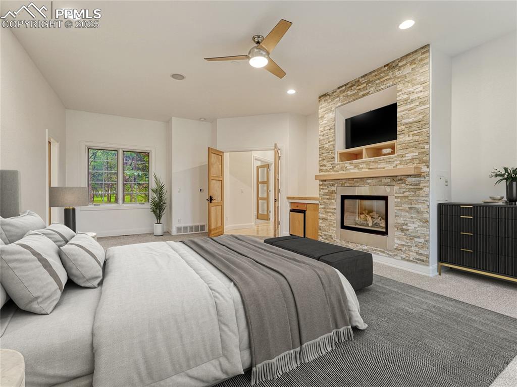 Image 18 of 50: Bedroom