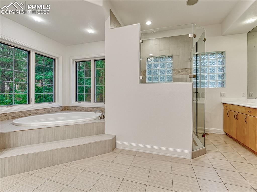 Image 19 of 50: Bathroom