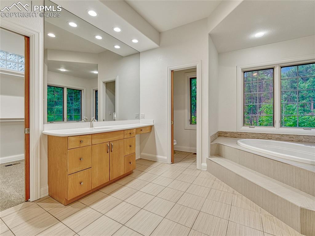 Image 20 of 50: Bathroom