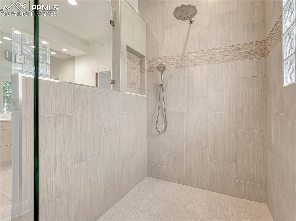 Image 21 of 50: Bathroom