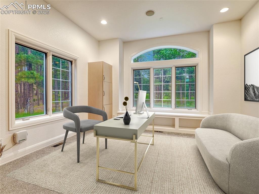 Image 25 of 50: Office