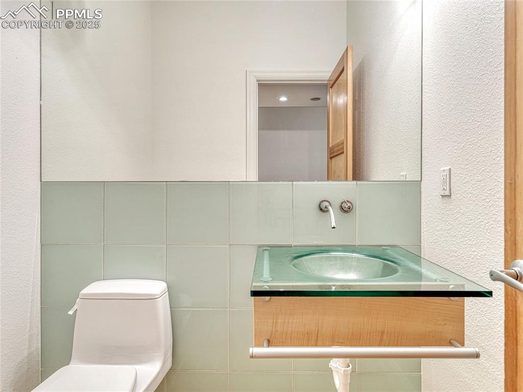 Image 26 of 50: Bathroom