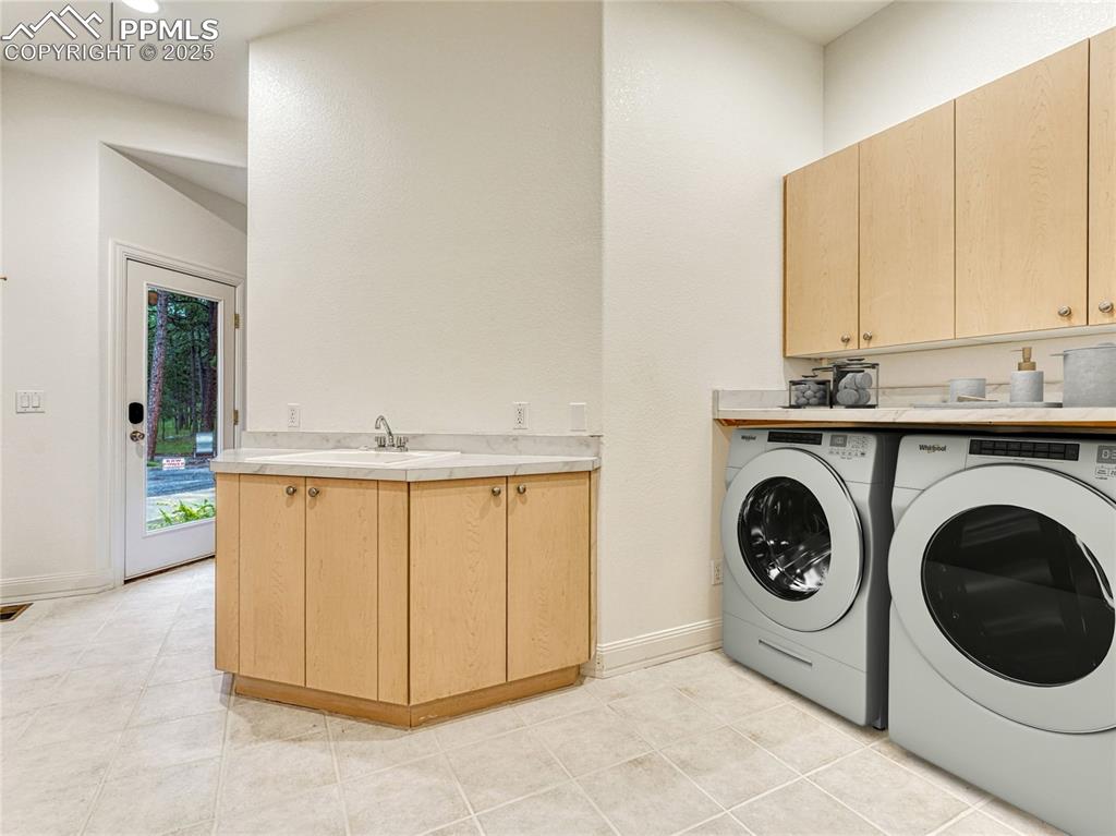 Image 29 of 50: Laundry