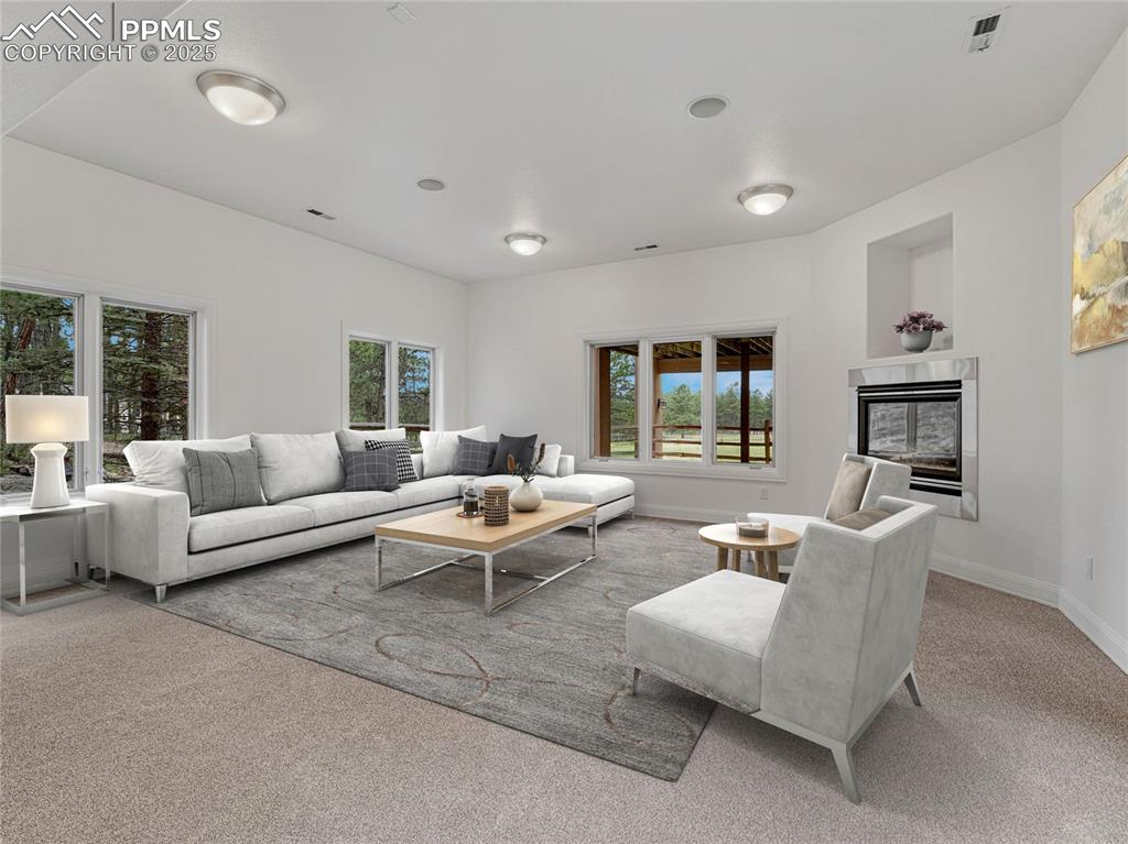 Image 33 of 50: Living Room