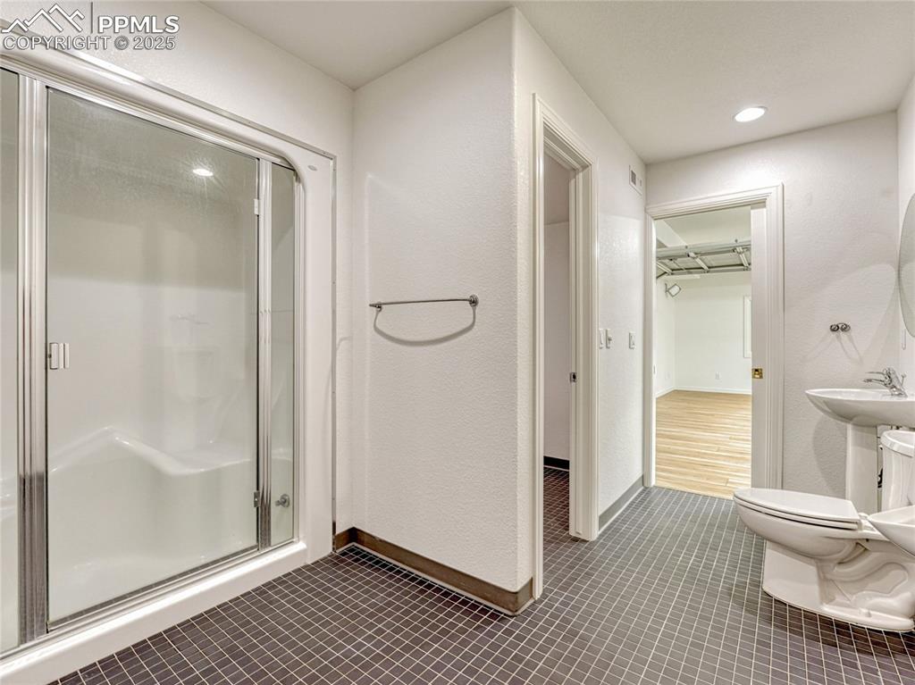 Image 36 of 50: Bathroom