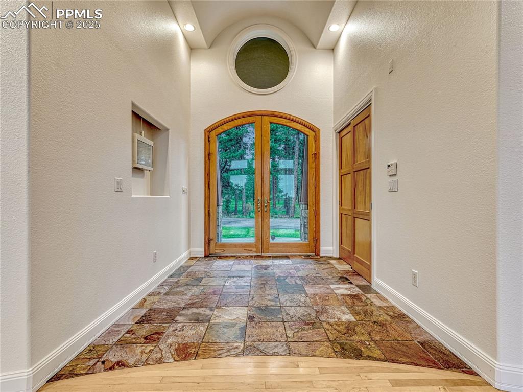 Image 9 of 50: Entry