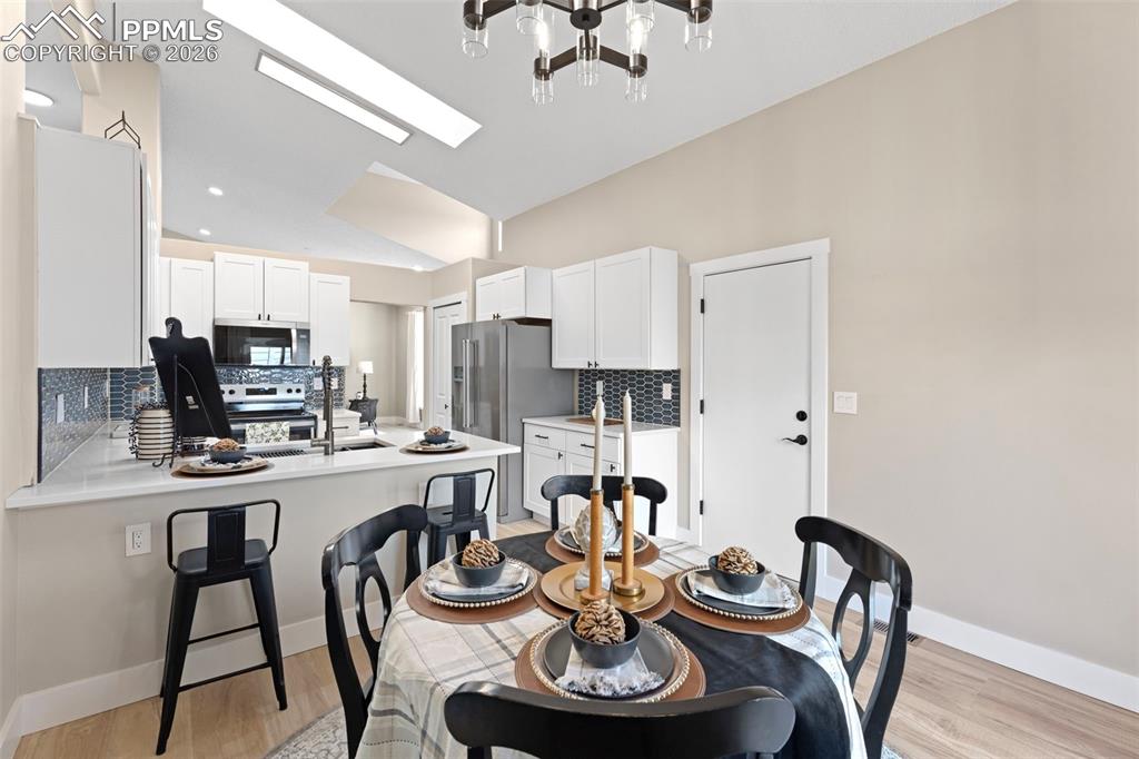 Image 14 of 45: Dining Area