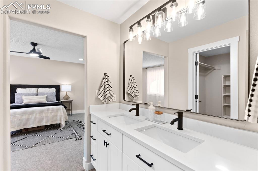 Image 19 of 45: Bathroom