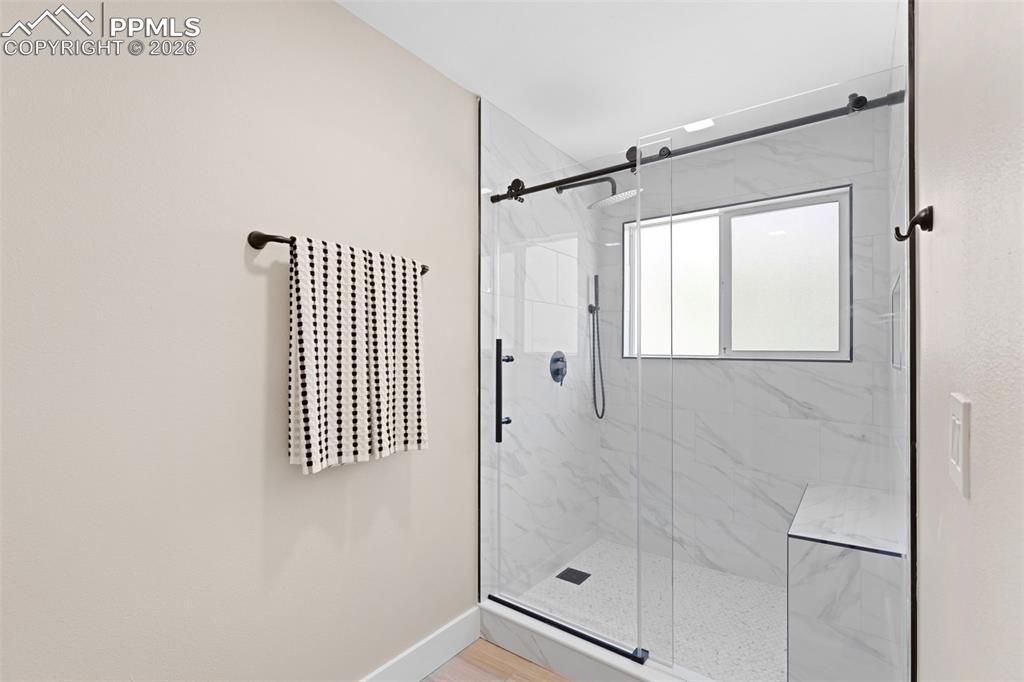 Image 21 of 45: Bathroom