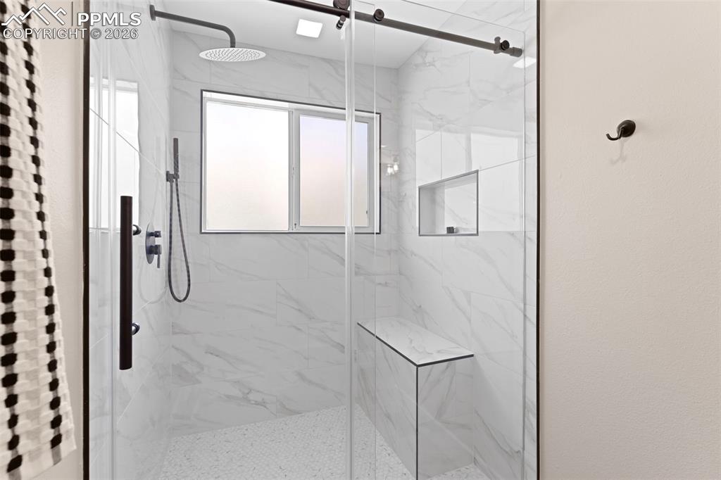 Image 22 of 45: Bathroom