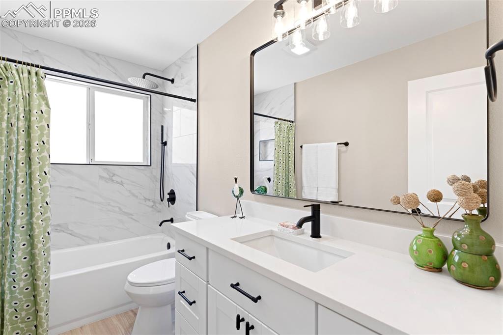 Image 23 of 45: Bathroom