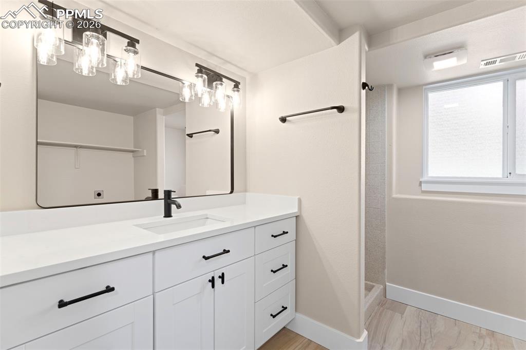 Image 30 of 45: Bathroom