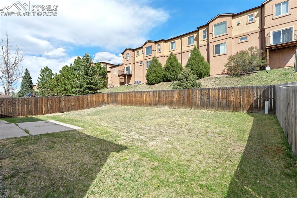 Image 42 of 45: Yard